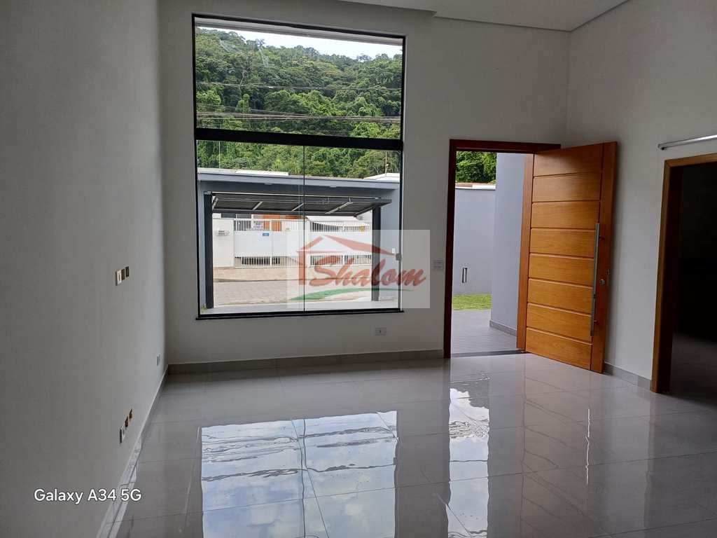 Casa em Caraguatatuba, no bairro Massaguaçu
