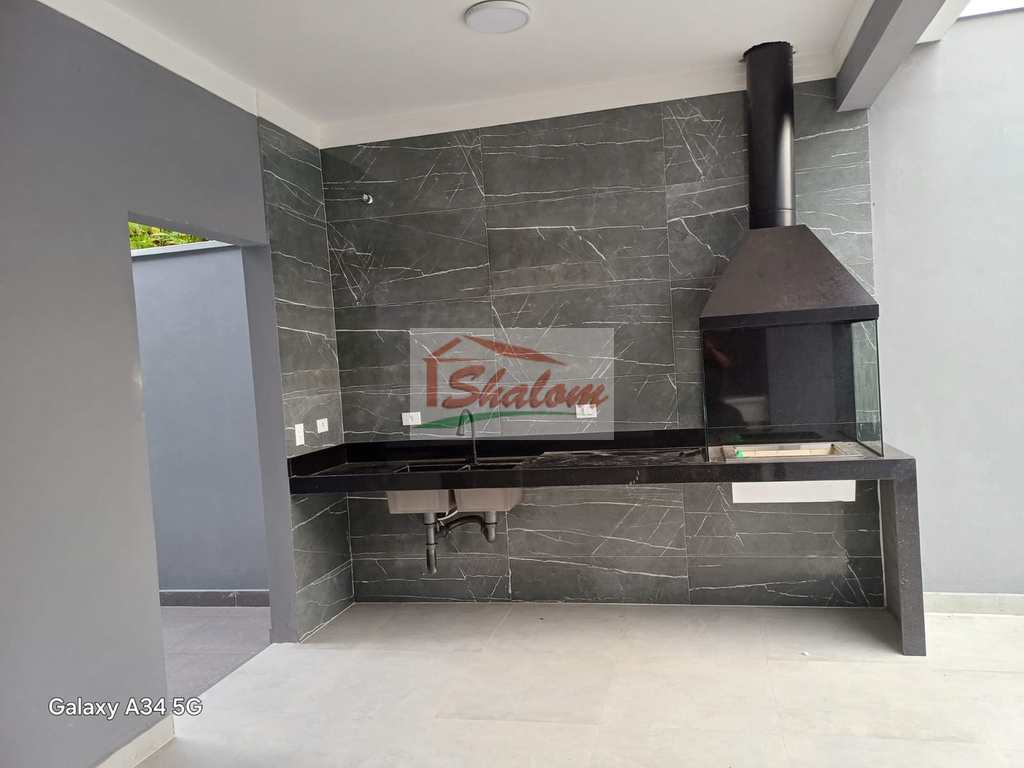 Casa em Caraguatatuba, no bairro Massaguaçu
