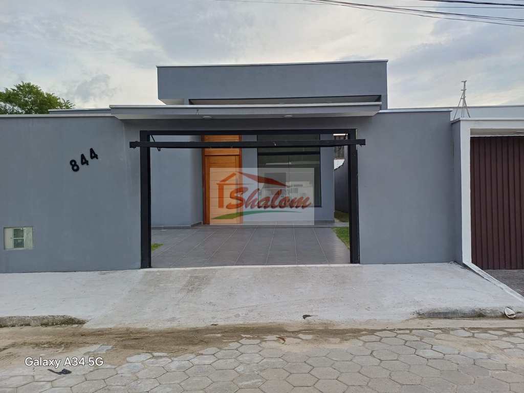 Casa em Caraguatatuba, no bairro Massaguaçu