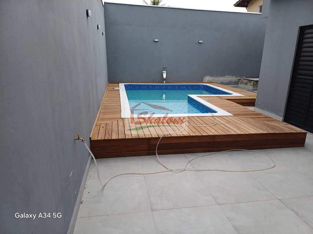 Casa em Caraguatatuba, no bairro Massaguaçu