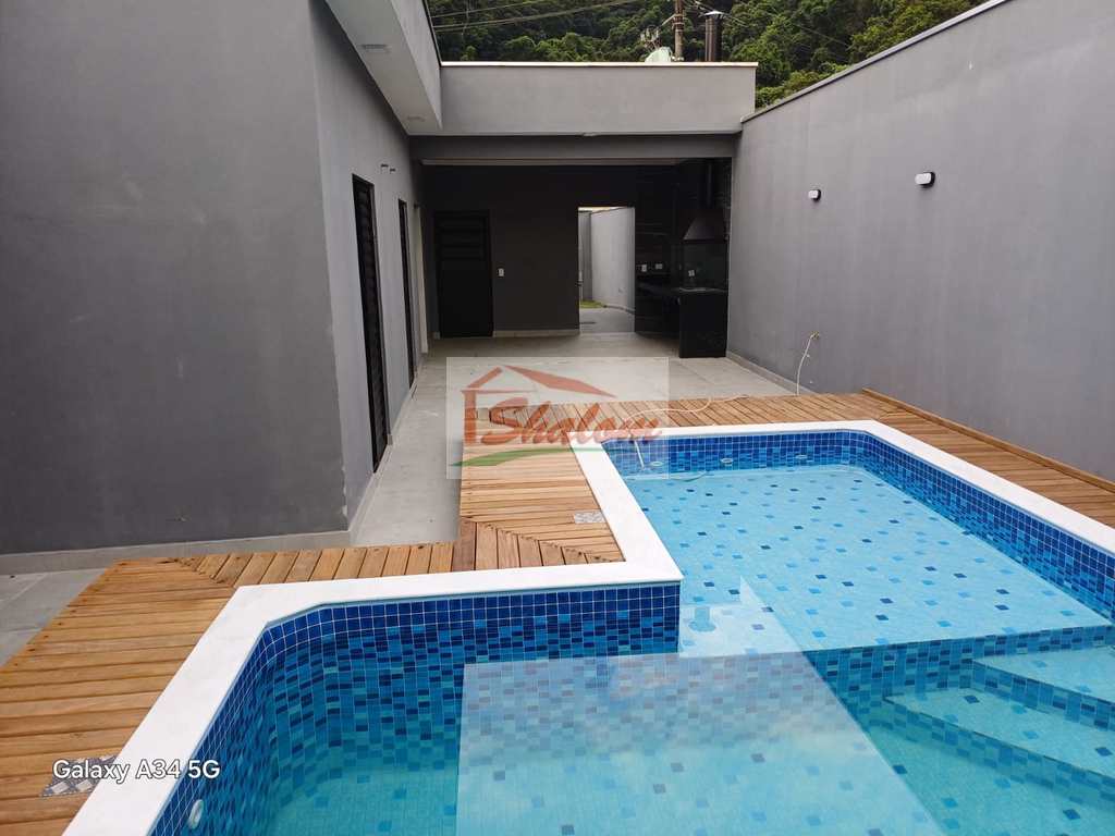 Casa em Caraguatatuba, no bairro Massaguaçu