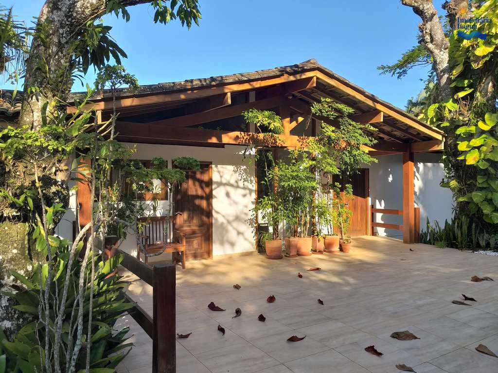 Casa em Ubatuba, no bairro Praia das Toninhas