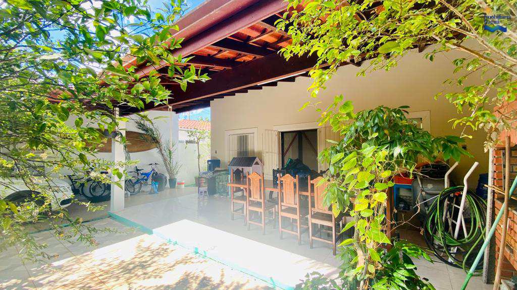 Casa em Ubatuba, no bairro Lázaro