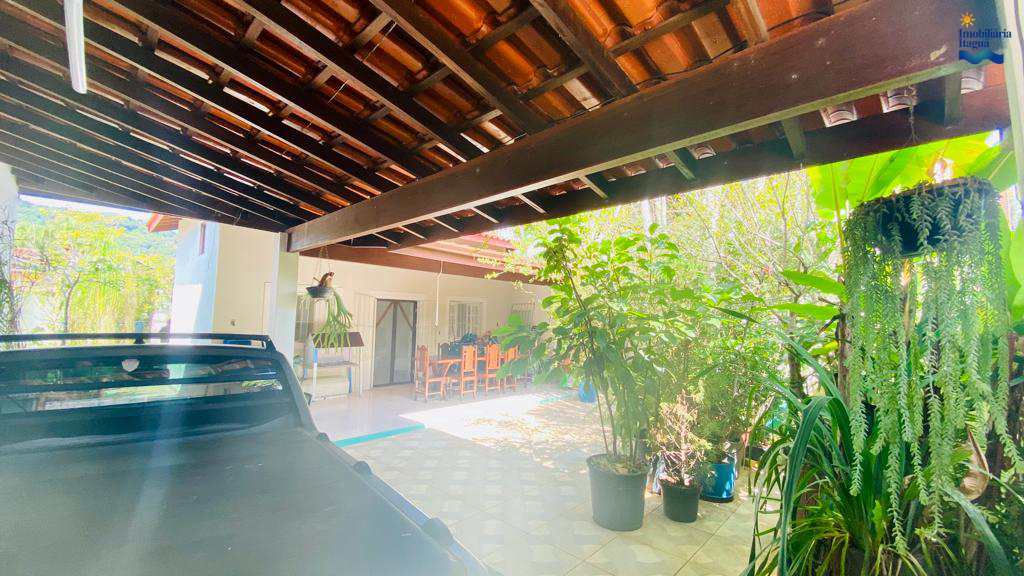 Casa em Ubatuba, no bairro Lázaro