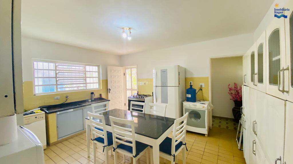 Casa em Ubatuba, no bairro Lázaro