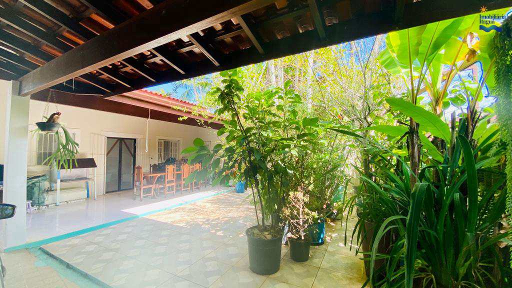 Casa em Ubatuba, no bairro Lázaro