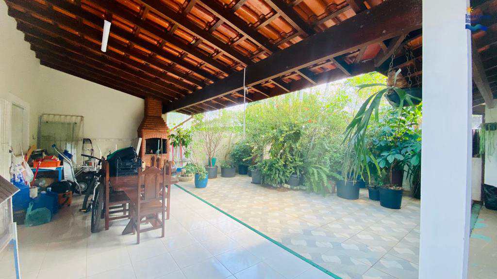 Casa em Ubatuba, no bairro Lázaro