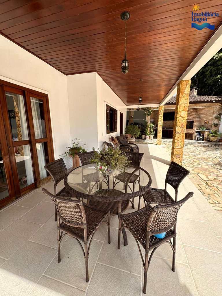 Casa em Ubatuba, no bairro Horto Florestal