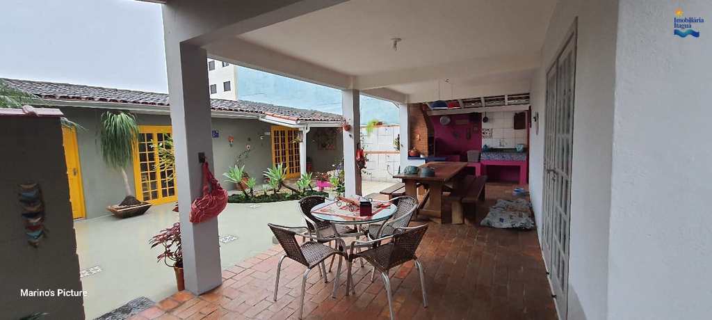 Casa em Ubatuba, no bairro Silop