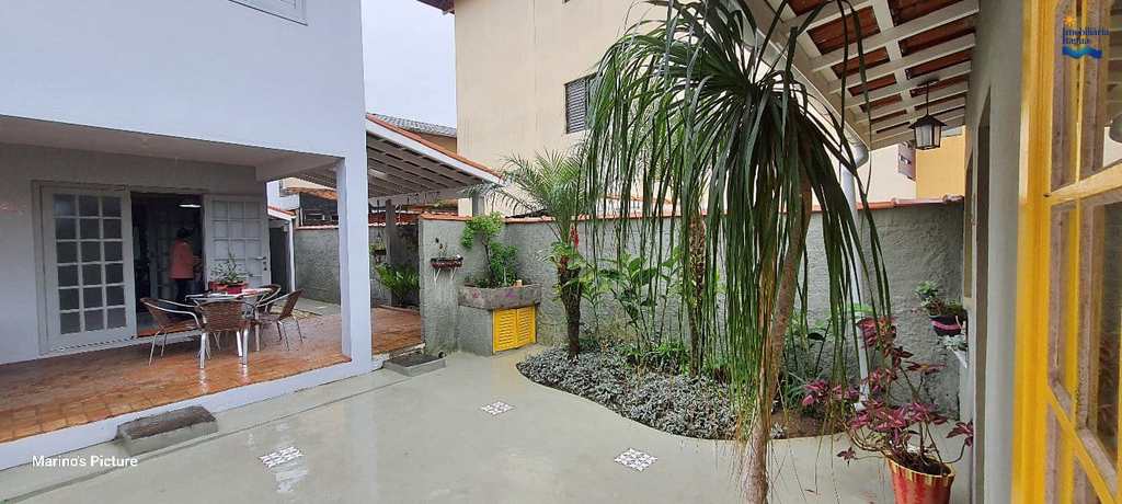 Casa em Ubatuba, no bairro Silop