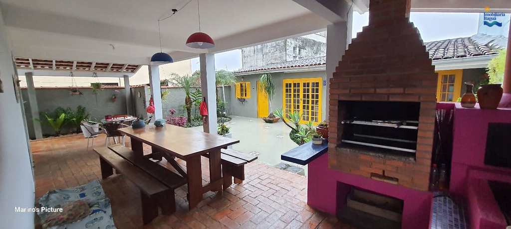 Casa em Ubatuba, no bairro Silop