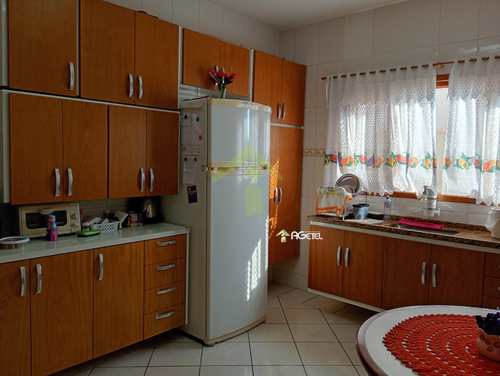 Casa, código 3196 em Embu-Guaçu, bairro Centro