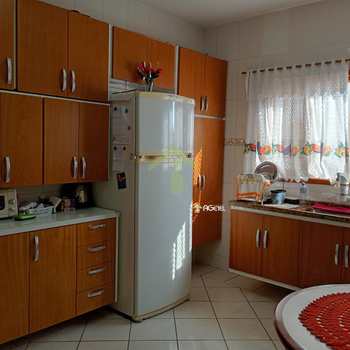 Casa em Embu-Guaçu, bairro Centro