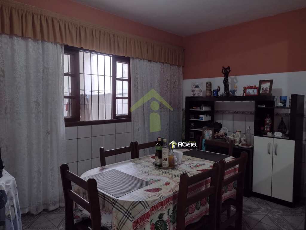 Sobrado em Embu-Guaçu, no bairro Filipinho