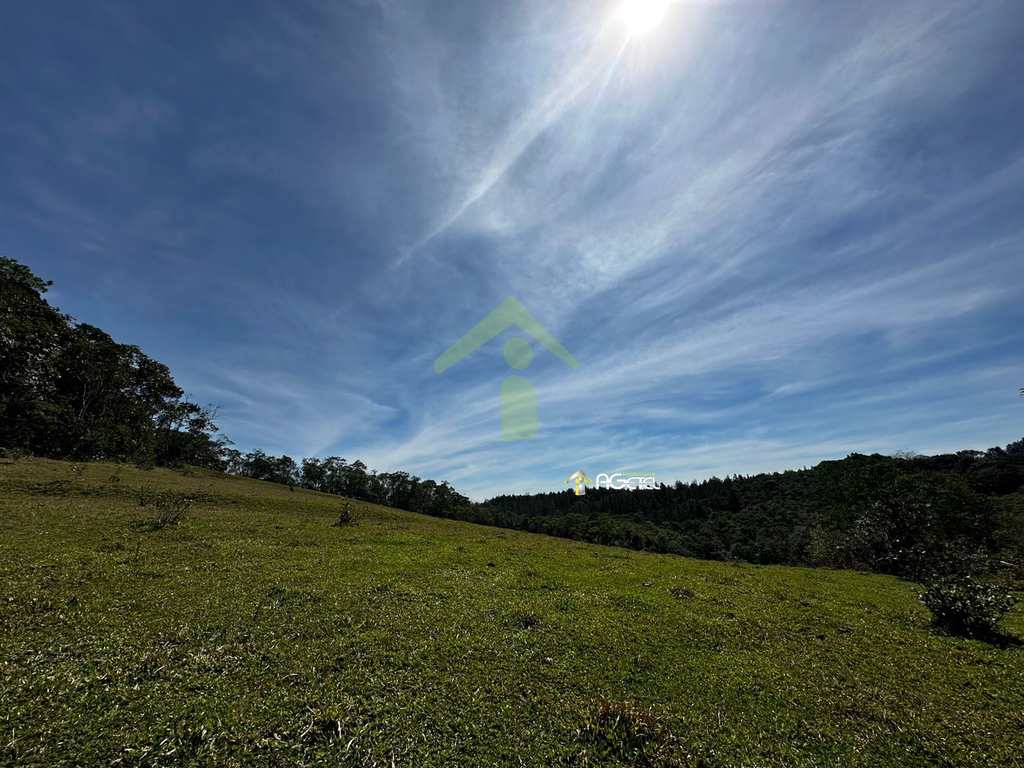 Fazenda em Embu-Guaçu, no bairro Jardim dos Eucaliptos
