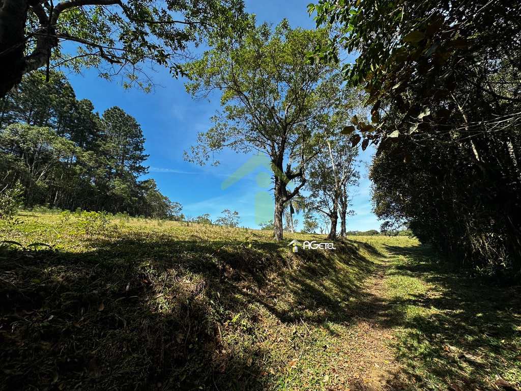Fazenda em Embu-Guaçu, no bairro Jardim dos Eucaliptos