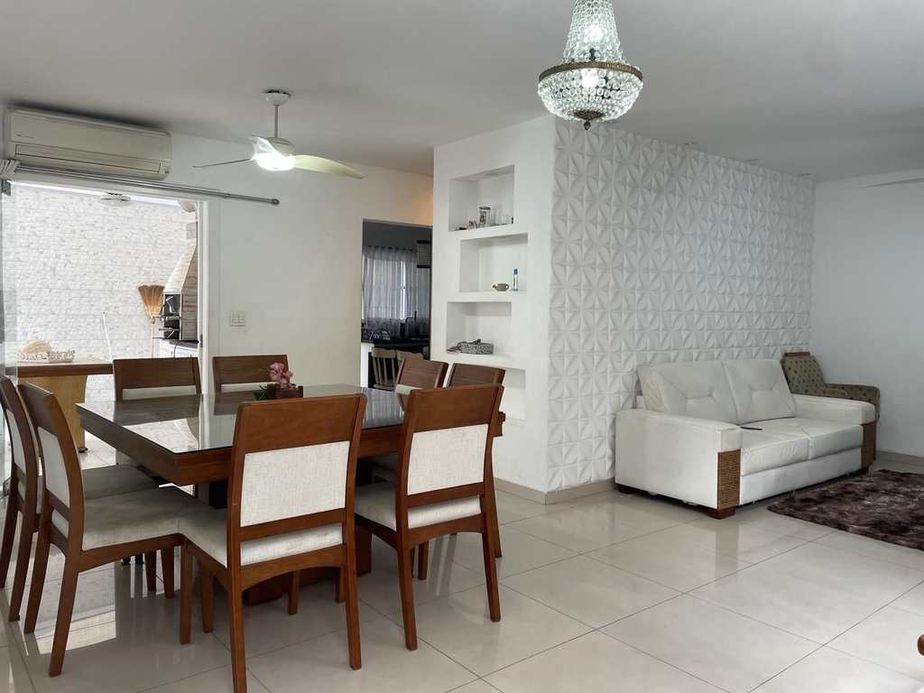 Sobrado em Praia Grande, no bairro Tupi
