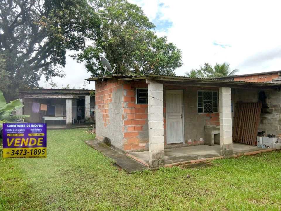 Casa em Caraguatatuba, no bairro Perequê Mirim