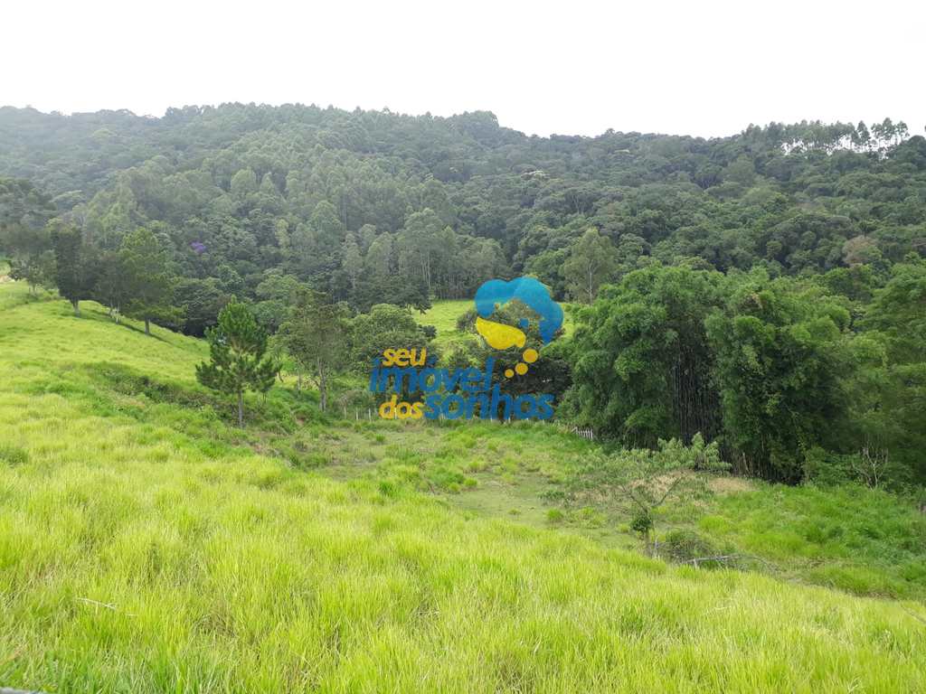 Sítio em Pedra Bela, no bairro Centro