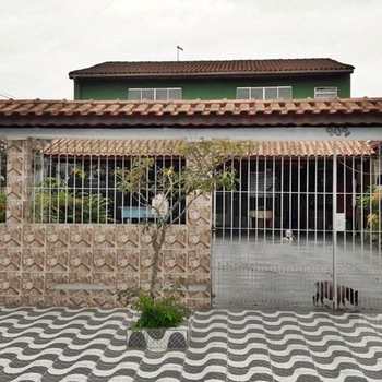 Sobrado em Praia Grande, bairro Maracanã