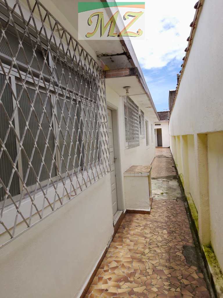 Casa em São Vicente, no bairro Vila Voturua