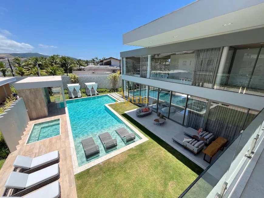 Mansão de Alto Padrão no Jardim Acapulco com 8 Suítes e Lazer