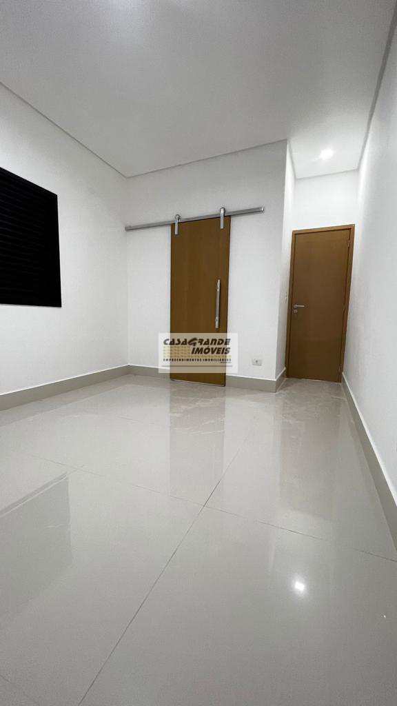 Casa em Praia Grande, no bairro Caiçara
