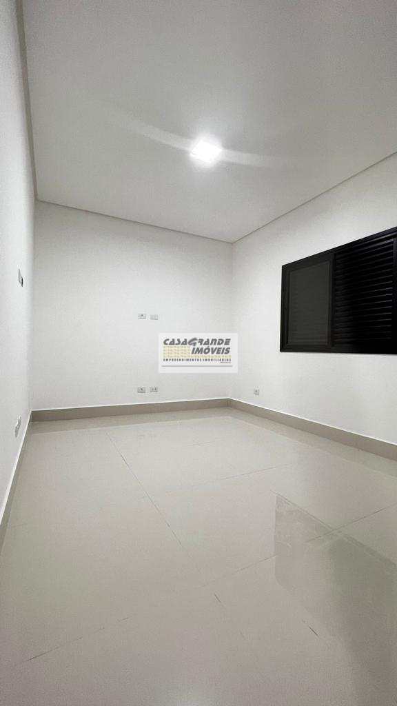 Casa em Praia Grande, no bairro Caiçara