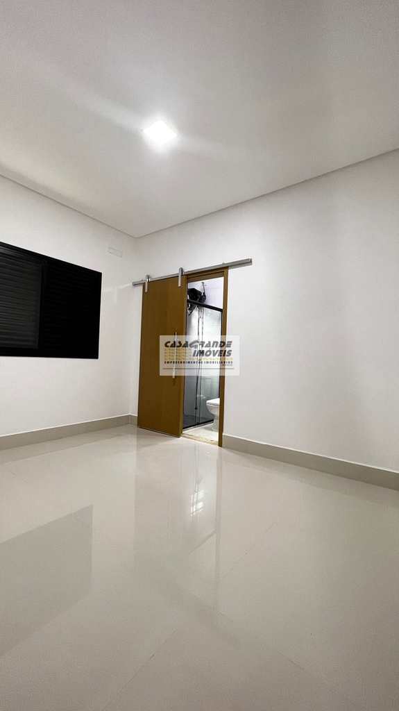 Casa em Praia Grande, no bairro Caiçara