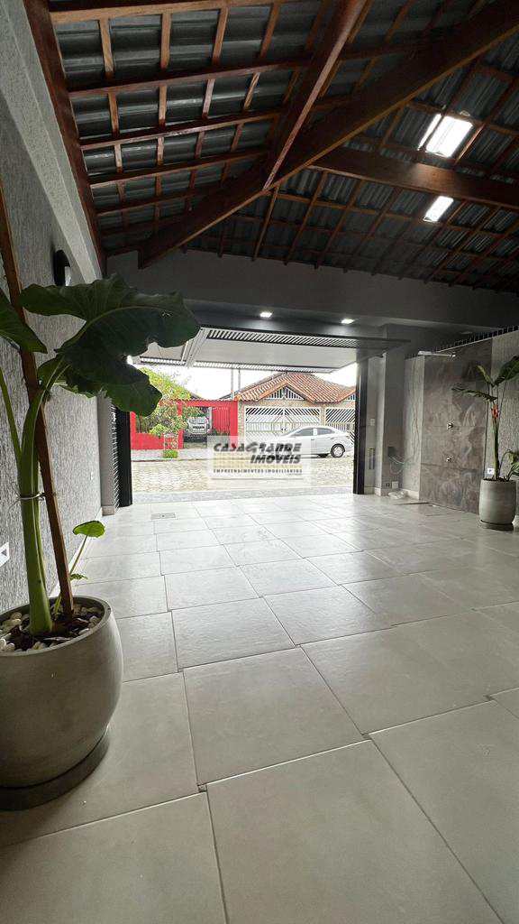 Casa em Praia Grande, no bairro Caiçara