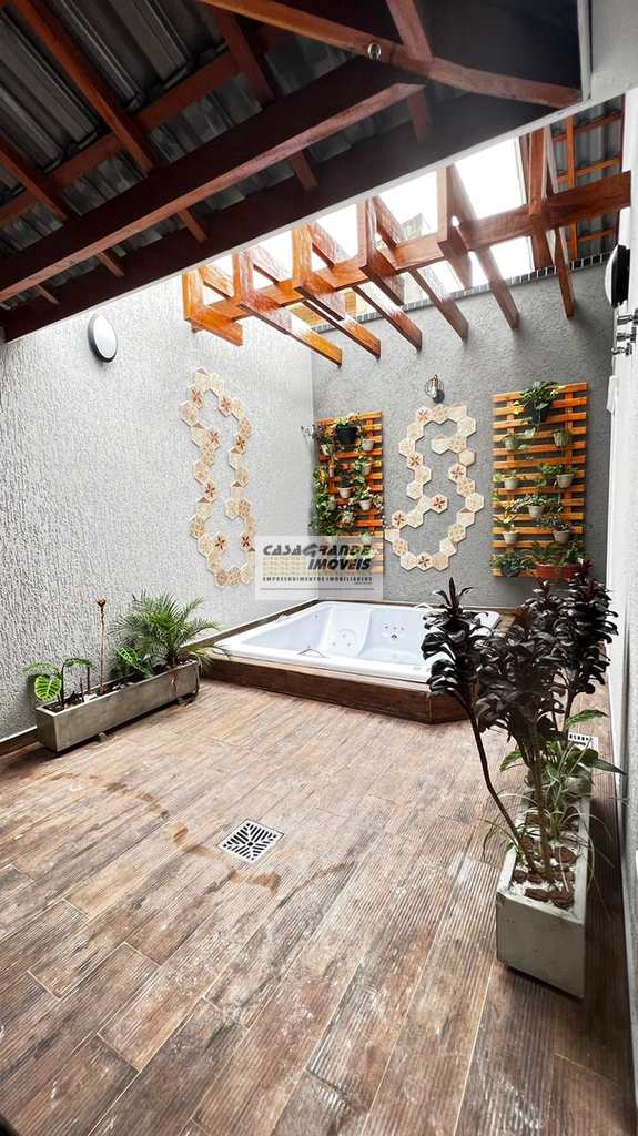Casa em Praia Grande, no bairro Caiçara