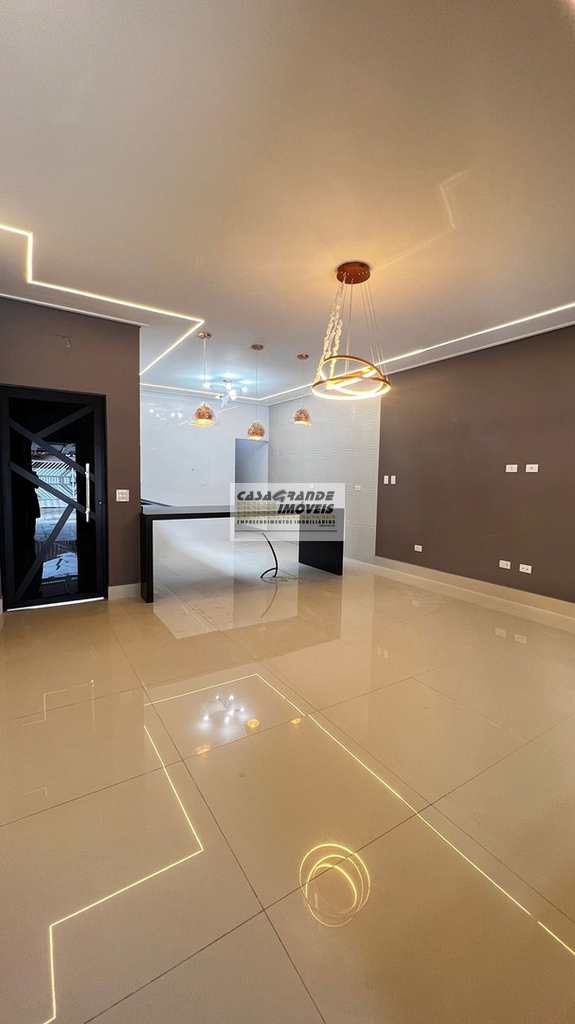 Casa em Praia Grande, no bairro Caiçara