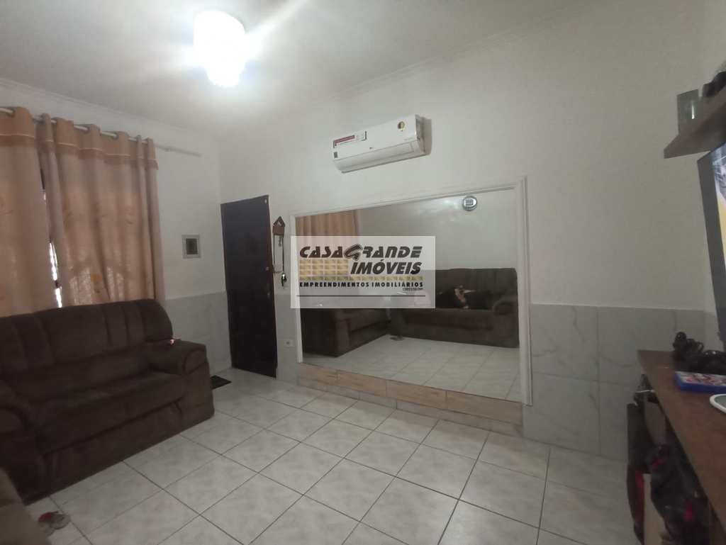 Casa em Praia Grande, no bairro Maracanã