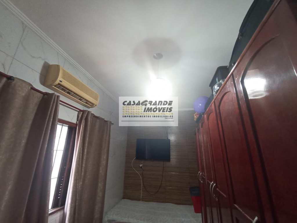 Casa em Praia Grande, no bairro Maracanã
