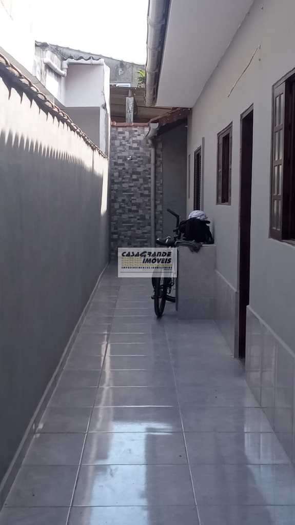 Casa em Praia Grande, no bairro Tupiry