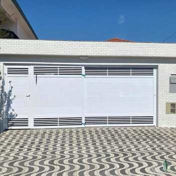 Casa em Praia Grande, bairro Boqueirão