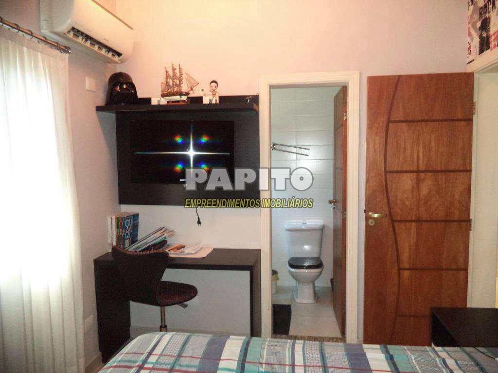 Casa em Praia Grande, no bairro Guilhermina
