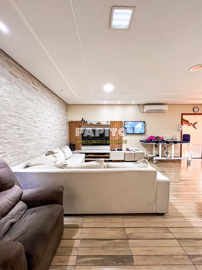 Casa em Praia Grande, no bairro Caiçara