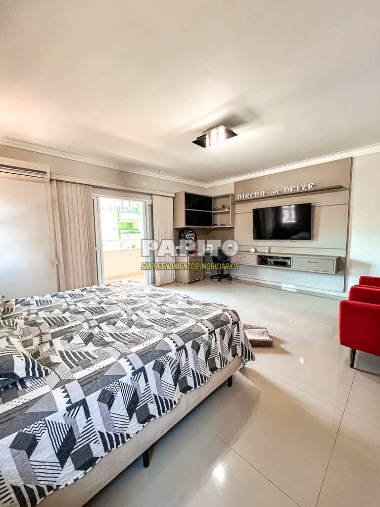 Casa em Praia Grande, no bairro Caiçara