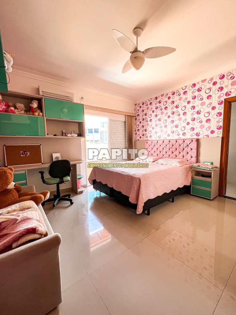 Casa em Praia Grande, no bairro Caiçara