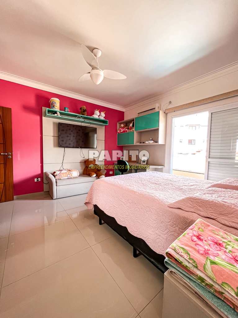Casa em Praia Grande, no bairro Caiçara