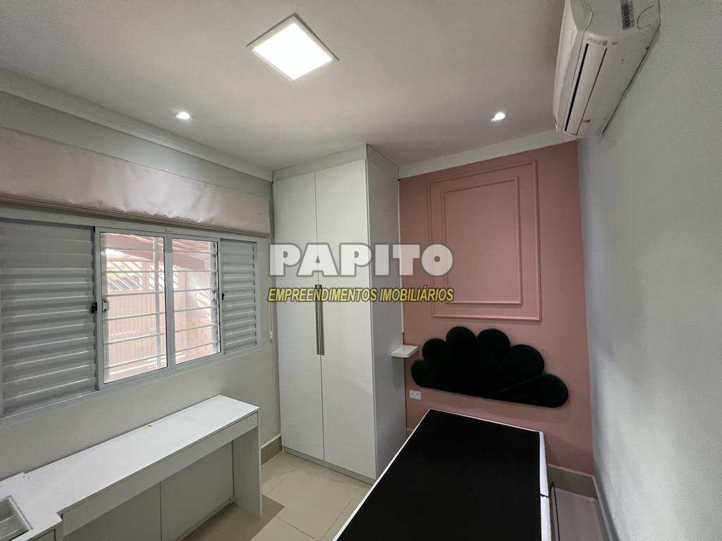 Casa em Praia Grande, no bairro Guilhermina