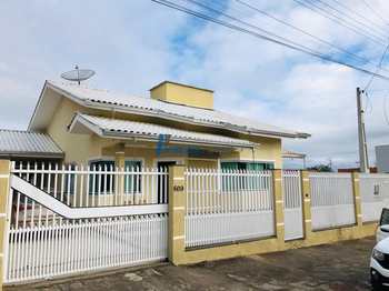 Casa, código 125 em Balneário Piçarras, bairro Centro