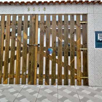 Casa em Praia Grande, bairro Samambaia
