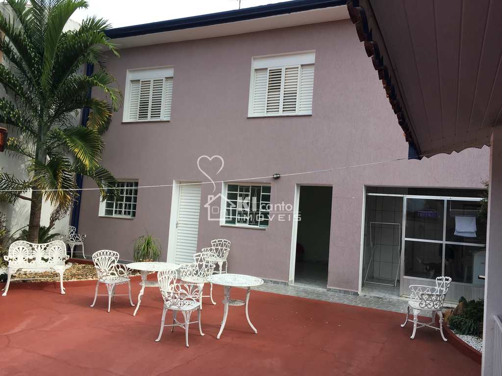 Casa em Atibaia, no bairro Centro