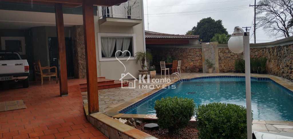 Sobrado em Atibaia, no bairro Vila Petrópolis