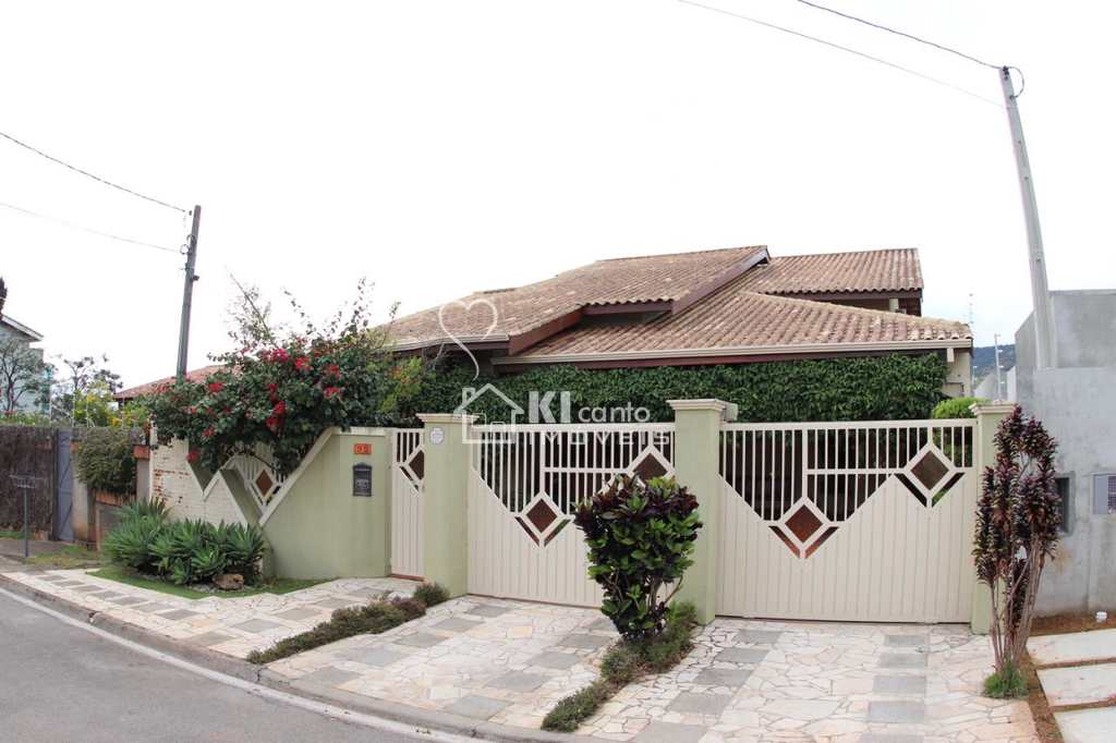 Casa em Atibaia, no bairro Vila Petrópolis