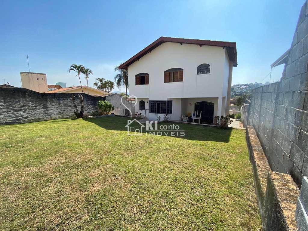 Casa em Atibaia, no bairro Vila Santista