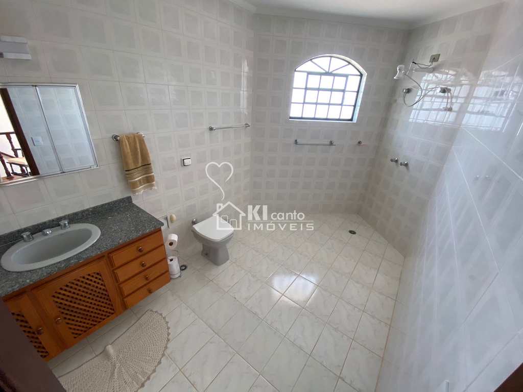 Casa em Atibaia, no bairro Vila Santista