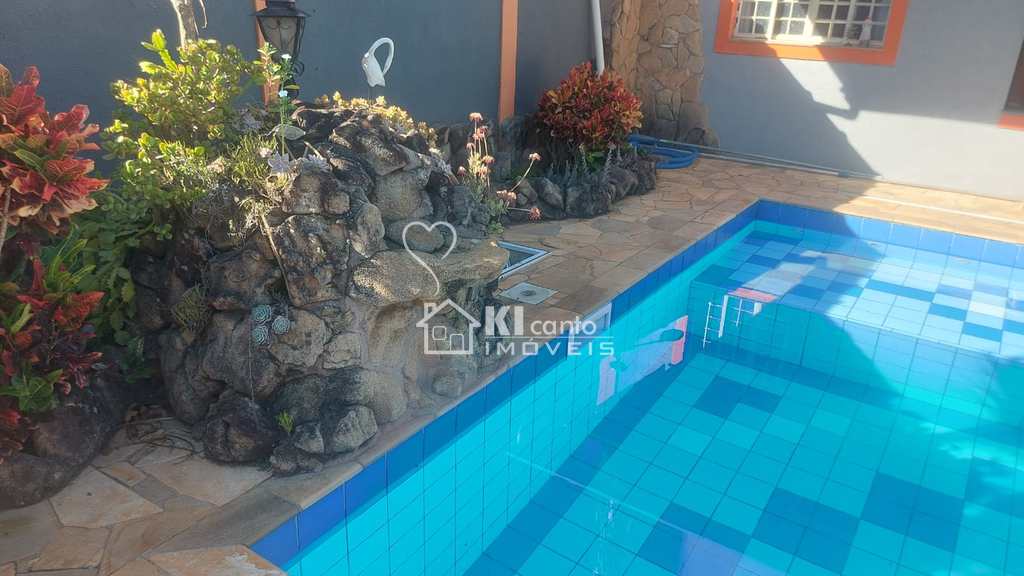 Casa em Atibaia, no bairro Jardim dos Pinheiros